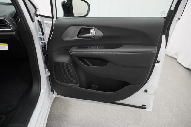 Photo of 2025 Bright White Chrysler Pacifica