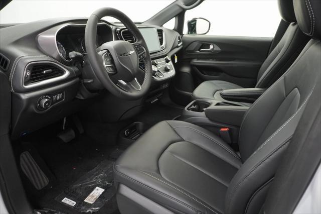 Photo of 2025 Bright White Chrysler Pacifica