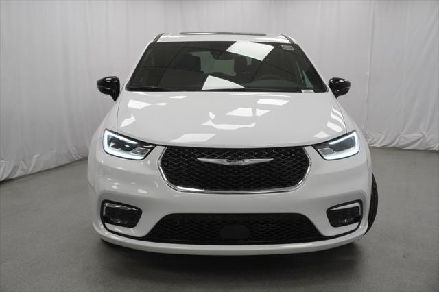 Photo of 2025 Bright White Chrysler Pacifica