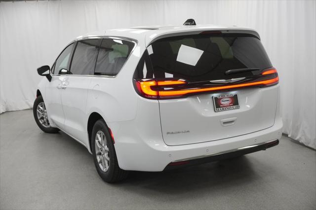 Photo of 2025 Bright White Chrysler Pacifica