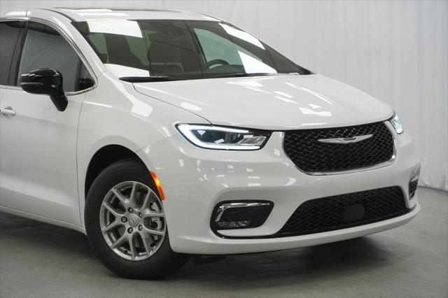 Photo of 2025 Bright White Chrysler Pacifica
