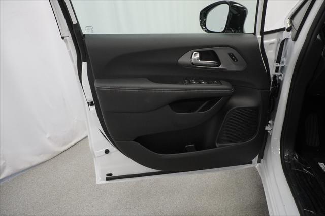 Photo of 2025 Bright White Chrysler Pacifica