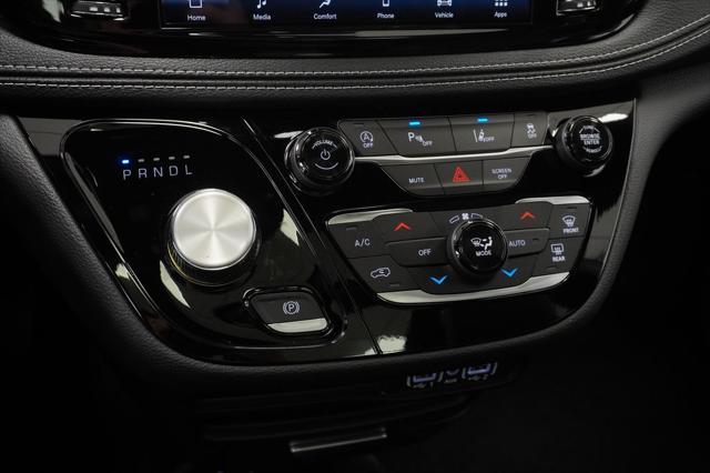 Photo of 2025 Bright White Chrysler Pacifica