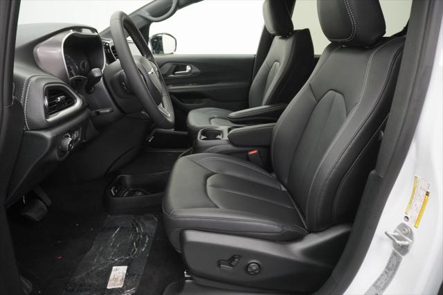 Photo of 2025 Bright White Chrysler Pacifica