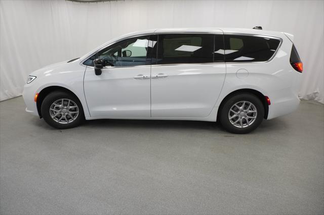 Photo of 2025 Bright White Chrysler Pacifica