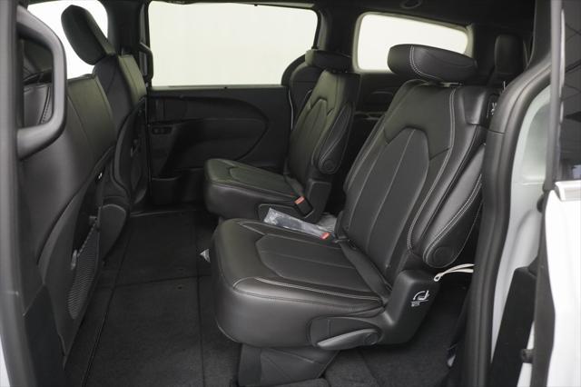 Photo of 2025 Bright White Chrysler Pacifica