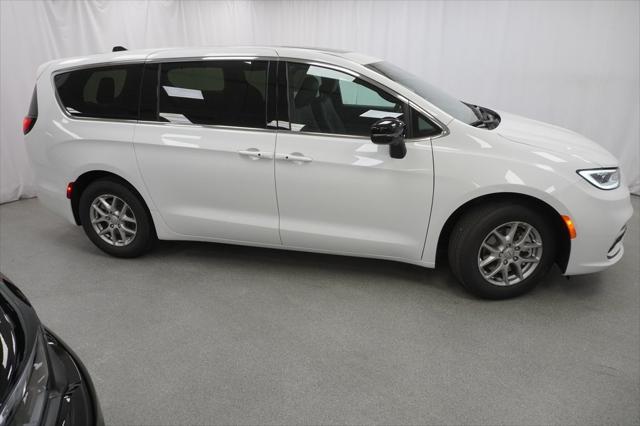 Photo of 2025 Bright White Chrysler Pacifica