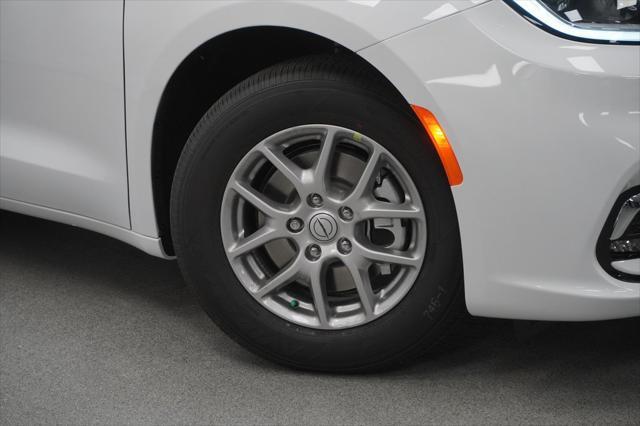 Photo of 2025 Bright White Chrysler Pacifica