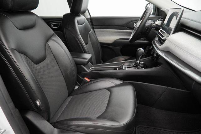 Photo of 2022 Bright White Clearcoat Jeep Compass