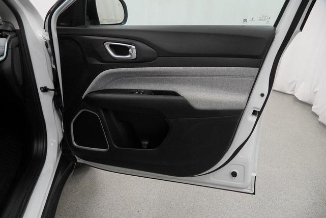 Photo of 2022 Bright White Clearcoat Jeep Compass