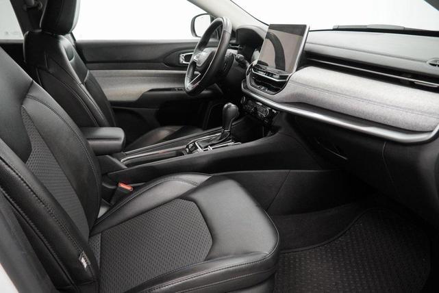 Photo of 2022 Bright White Clearcoat Jeep Compass