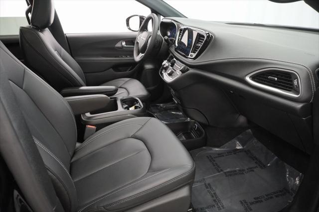 Photo of 2025 Diamond Black Crystal Pearlcoat Chrysler Pacifica