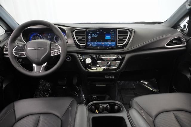 Photo of 2025 Diamond Black Crystal Pearlcoat Chrysler Pacifica