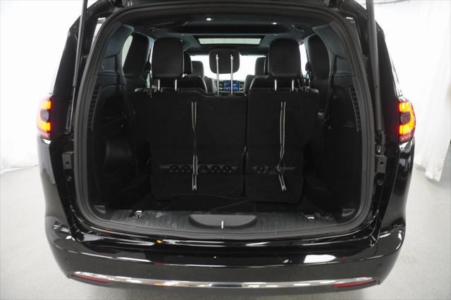 Photo of 2025 Diamond Black Crystal Pearlcoat Chrysler Pacifica