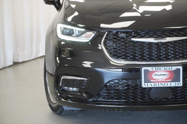 Photo of 2025 Diamond Black Crystal Pearlcoat Chrysler Pacifica