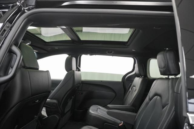 Photo of 2025 Diamond Black Crystal Pearlcoat Chrysler Pacifica