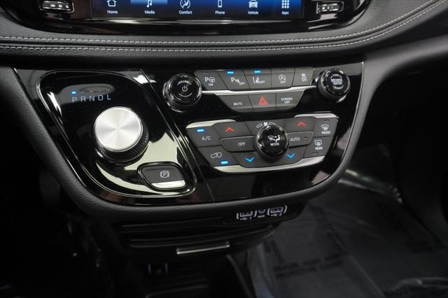 Photo of 2025 Diamond Black Crystal Pearlcoat Chrysler Pacifica