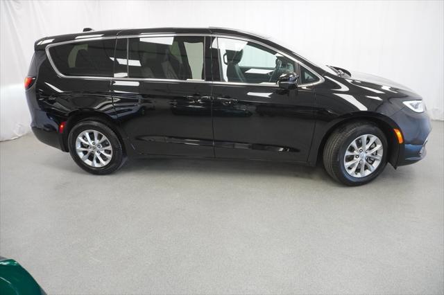 Photo of 2025 Diamond Black Crystal Pearlcoat Chrysler Pacifica