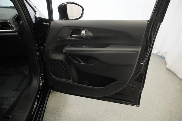 Photo of 2025 Diamond Black Crystal Pearlcoat Chrysler Pacifica