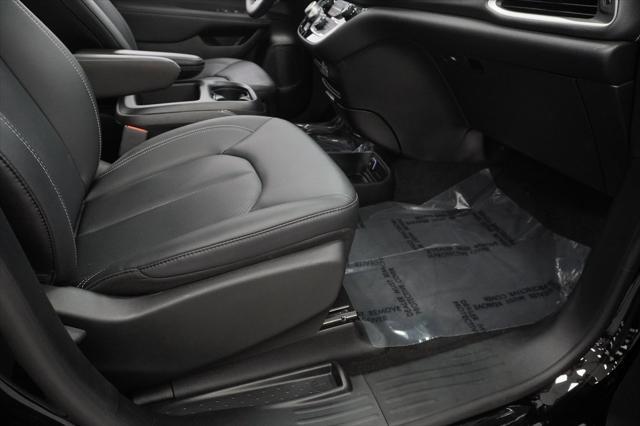 Photo of 2025 Diamond Black Crystal Pearlcoat Chrysler Pacifica