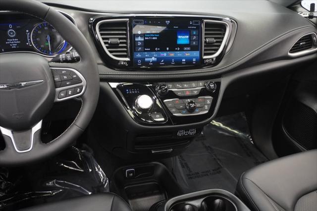 Photo of 2025 Diamond Black Crystal Pearlcoat Chrysler Pacifica
