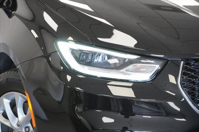 Photo of 2025 Diamond Black Crystal Pearlcoat Chrysler Pacifica