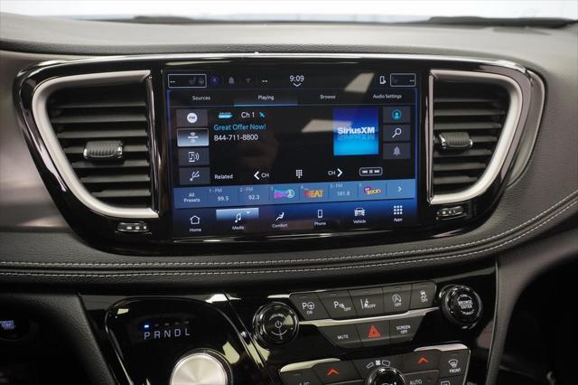 Photo of 2025 Diamond Black Crystal Pearlcoat Chrysler Pacifica
