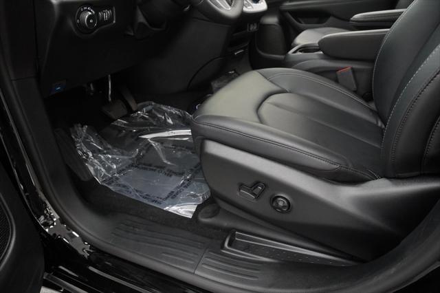Photo of 2025 Diamond Black Crystal Pearlcoat Chrysler Pacifica