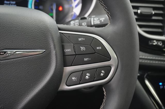 Photo of 2025 Diamond Black Crystal Pearlcoat Chrysler Pacifica