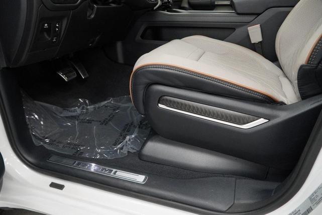 Photo of 2025 Ivory White Tri-Coat Pearlcoat RAM 1500