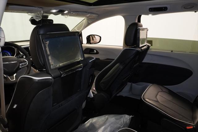 Photo of 2023 Brilliant Black Crystal Pearlcoat Chrysler Pacifica