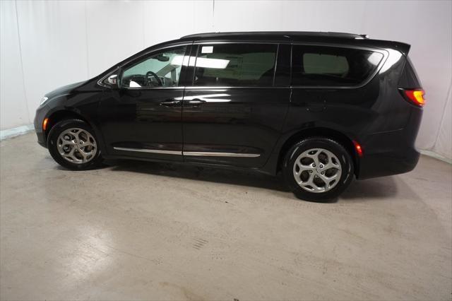 Photo of 2023 Brilliant Black Crystal Pearlcoat Chrysler Pacifica