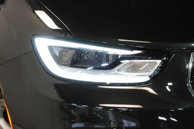 Photo of 2023 Brilliant Black Crystal Pearlcoat Chrysler Pacifica