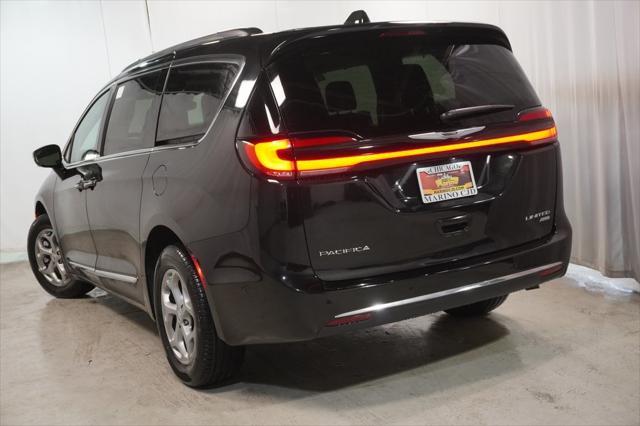 Photo of 2023 Brilliant Black Crystal Pearlcoat Chrysler Pacifica
