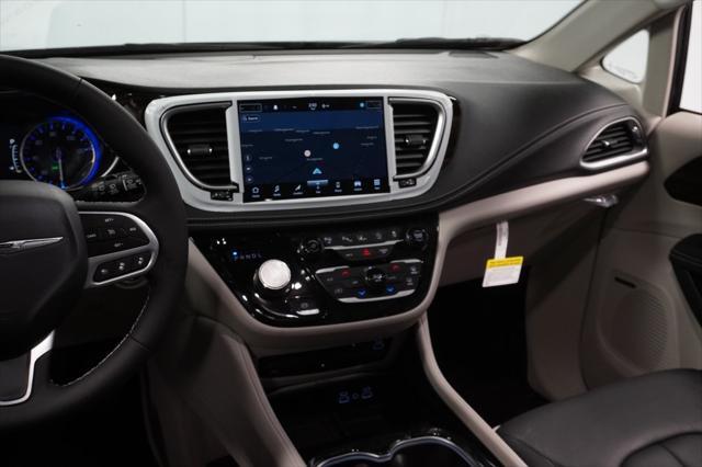 Photo of 2023 Brilliant Black Crystal Pearlcoat Chrysler Pacifica