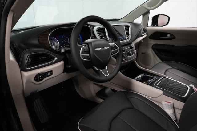 Photo of 2023 Brilliant Black Crystal Pearlcoat Chrysler Pacifica