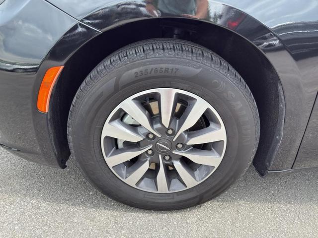 Photo of 2023 Brilliant Black Crystal Pearlcoat Chrysler Pacifica Hybrid