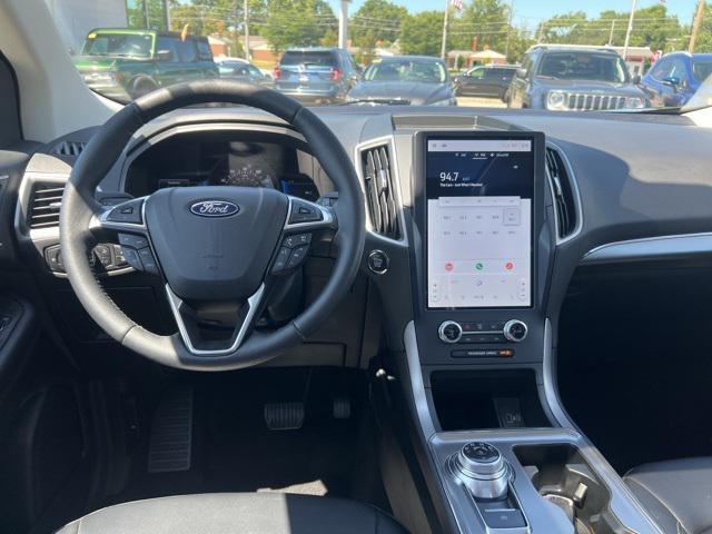 Photo of 2022 Agate Black Metallic Ford Edge