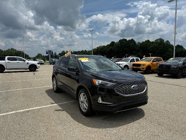 Photo of 2023 AGATE BLACK METALLIC Ford Edge