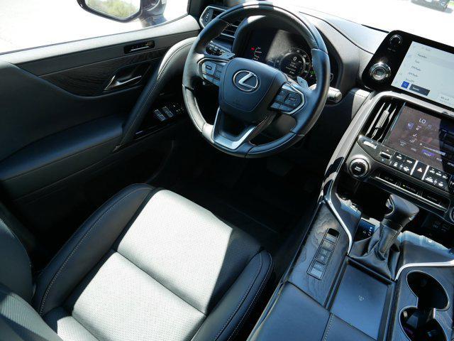 Photo of 2024 Atomic Silver Lexus LX 600