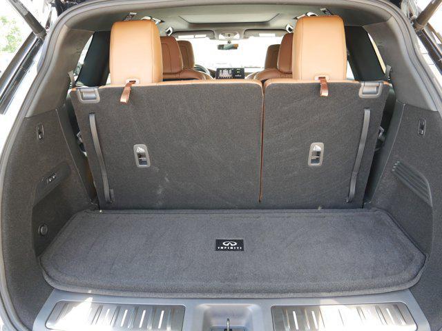 Photo of 2024 Majestic White/Black Obsidian INFINITI QX60