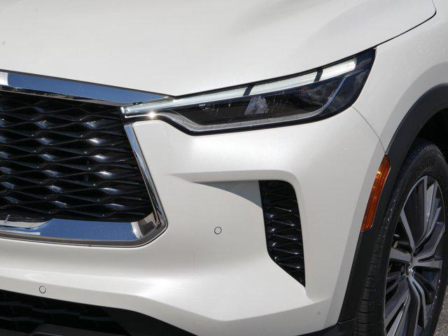 Photo of 2024 Majestic White/Black Obsidian INFINITI QX60