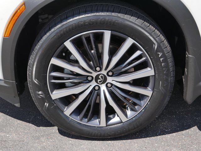 Photo of 2024 Majestic White/Black Obsidian INFINITI QX60