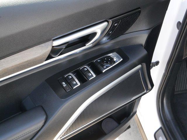 Photo of 2022 Glacial White Pearl Kia Telluride