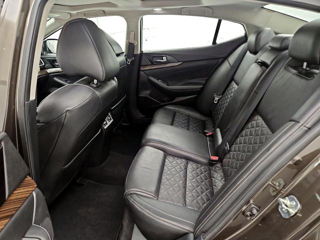 Photo of 2016 Brown Nissan Maxima