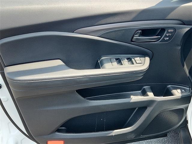 Photo of 2023 Pearl White Honda Passport