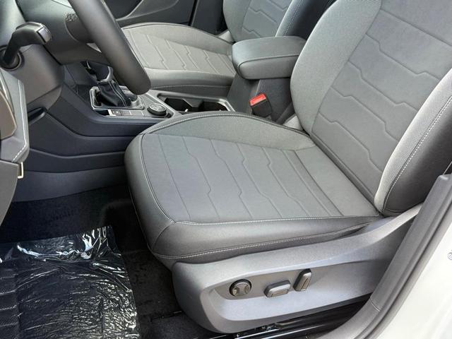 Photo of 2025 Pure White W/Black Roof Volkswagen Taos