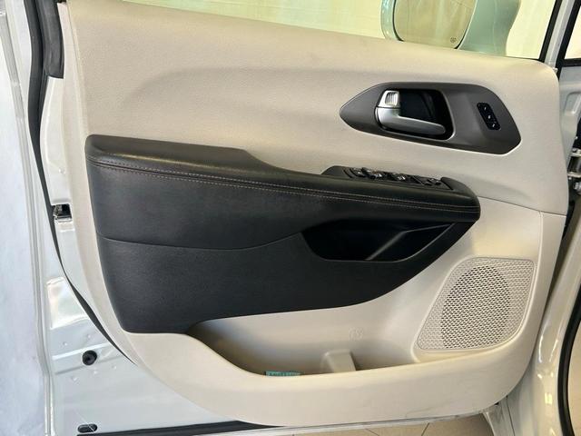 Photo of 2020 Luxury White Pearlcoat Chrysler Pacifica