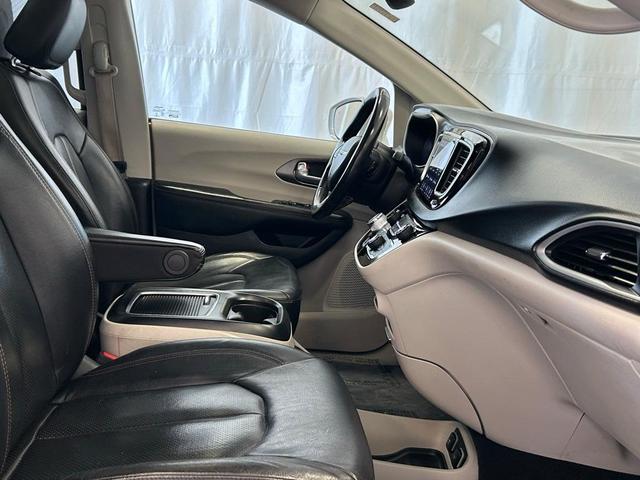 Photo of 2020 Luxury White Pearlcoat Chrysler Pacifica