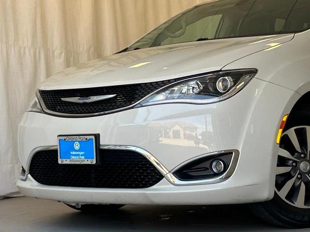 Photo of 2020 Luxury White Pearlcoat Chrysler Pacifica